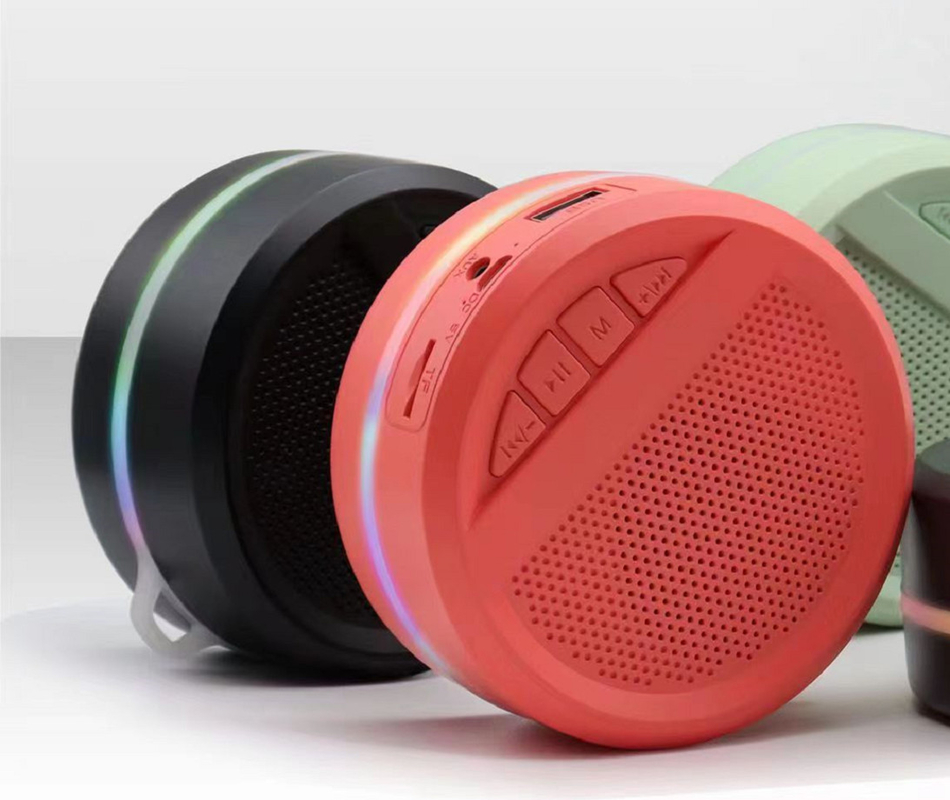 Ten głośnik Bluetooth obsługuje Bluetooth, AUX, kartę TF, radio FM; głośnik 40mm, przenośny, bateria 300mAh, ładowalna USB, połączenie przewodowe AUX-IN.