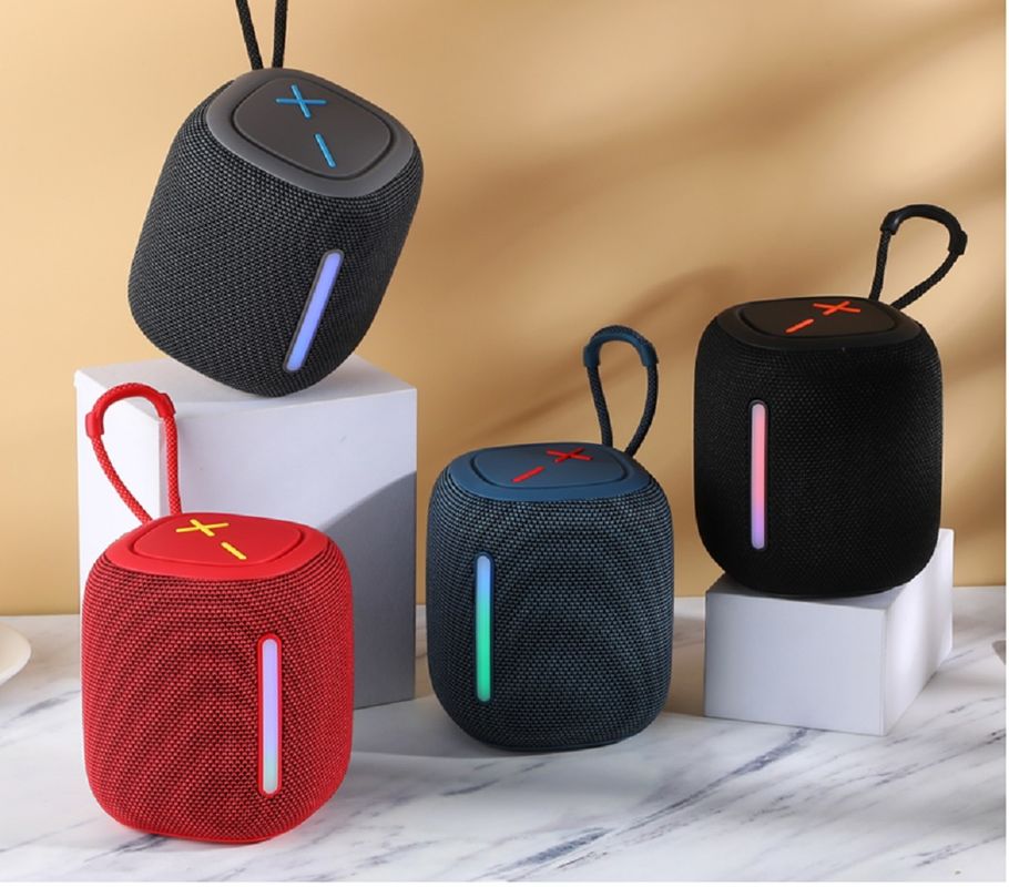 Przenośny IPX4 wodoodporny głośnik Bluetooth 1500mAh Bateria RGB Lights Hanging Strap AUX/TF/FM/USB Playback